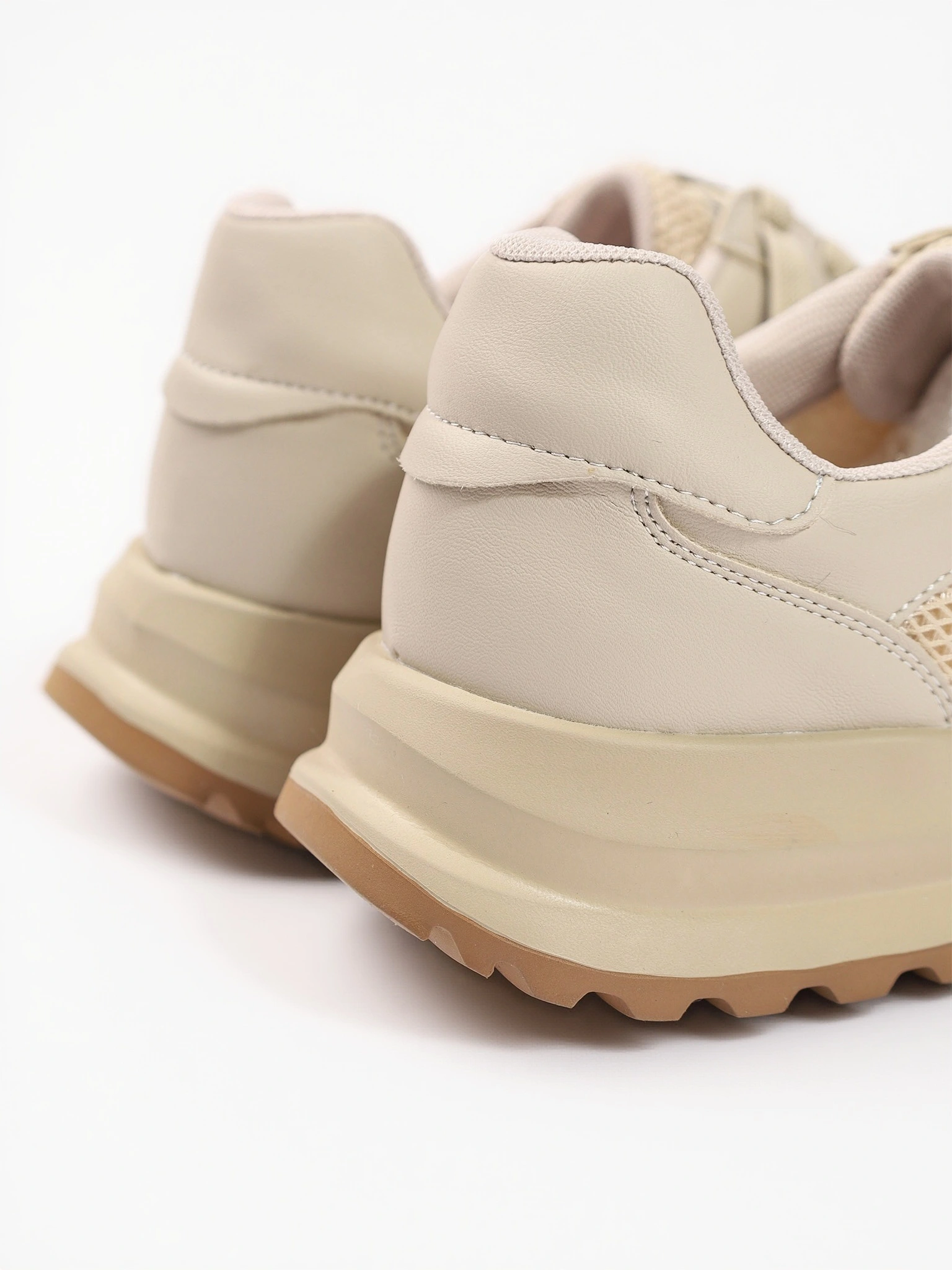 Кроссовки комбинированные бежевого цвета на средней подошве